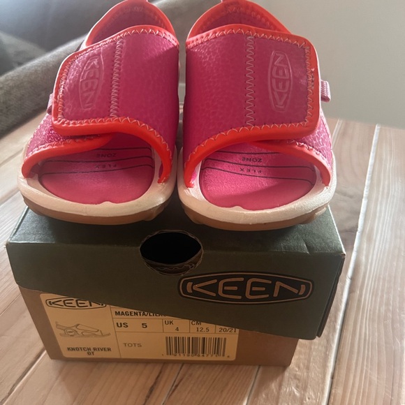 NWOT Keens baby sandals size 5 - Picture 2 of 5